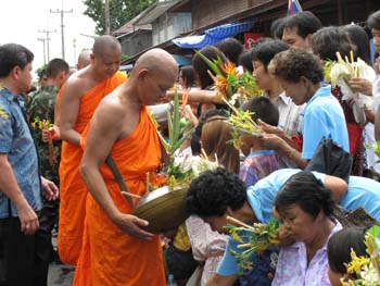 ตักบาตรดอกไม้+ดูงานฟาร์มไทย-เดนมาร์ก จ.สระบุรี